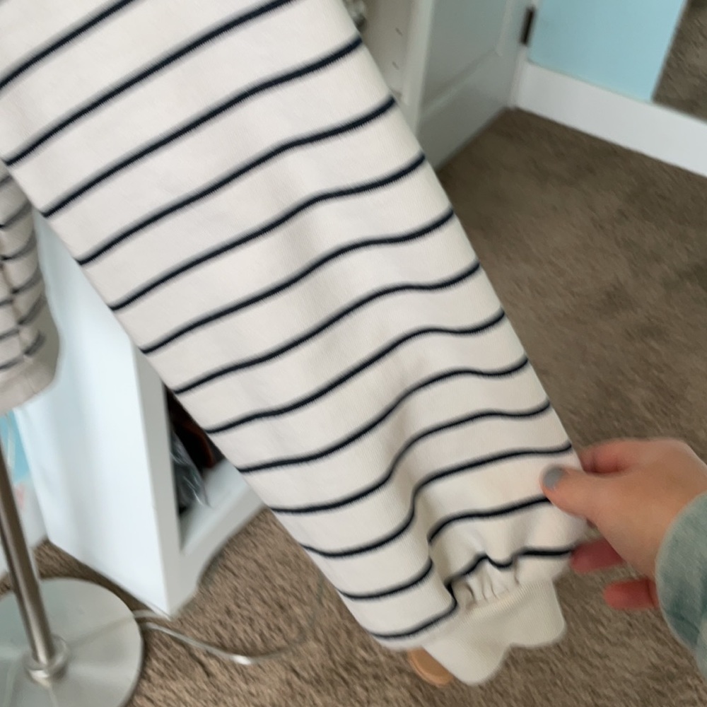 sweater - Picture 3 of 4